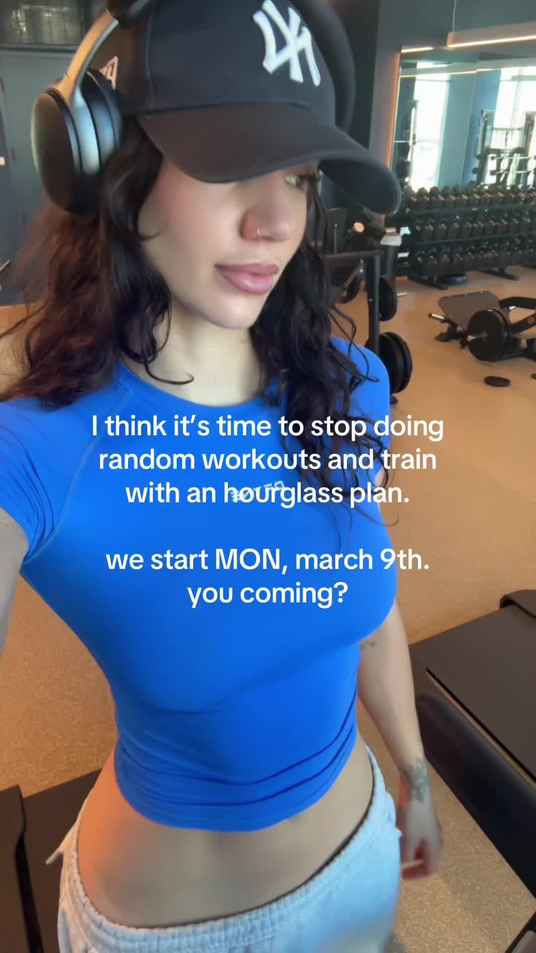 I think it's time to stop doing
random workouts and train
with an hourglass plan…